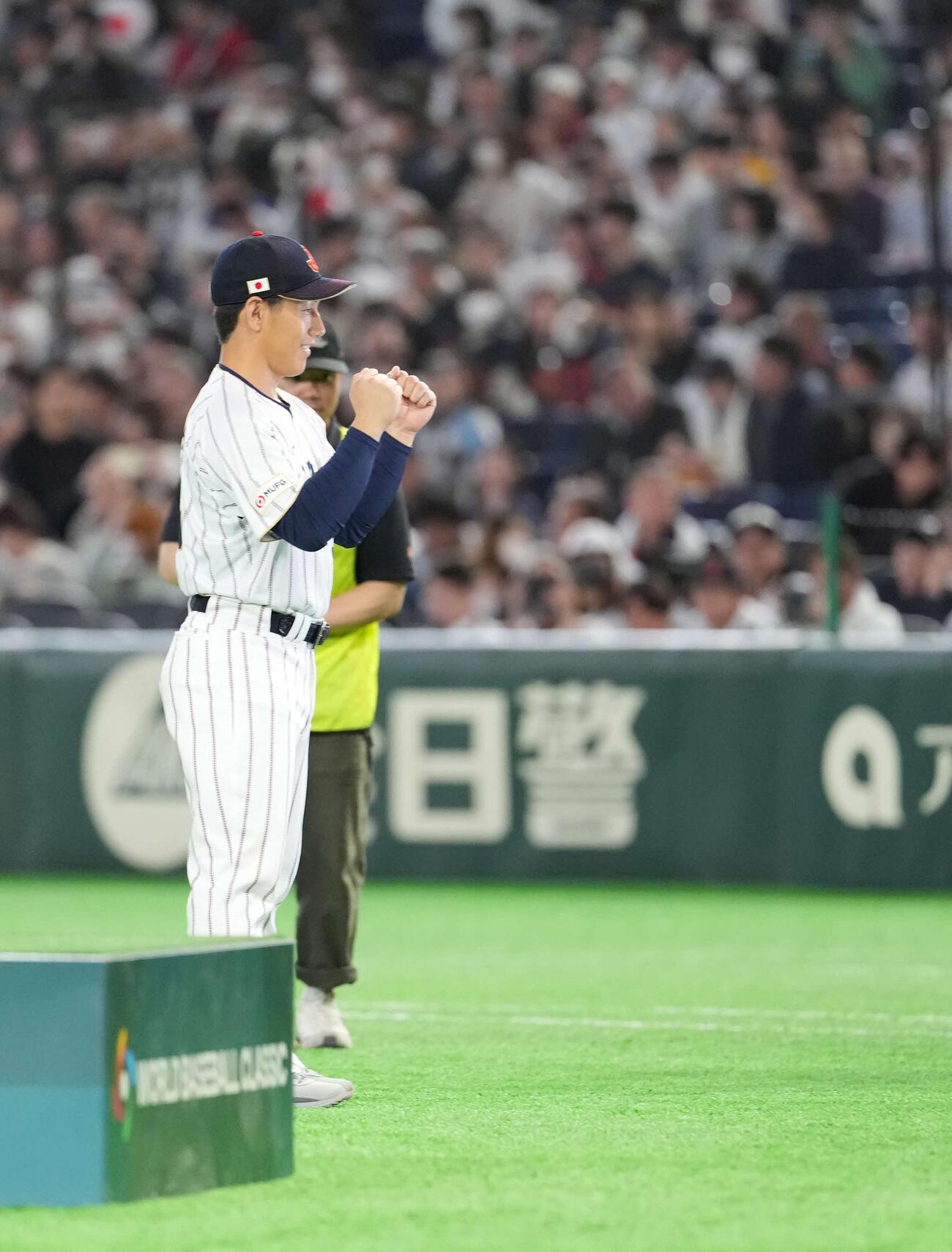 日本対オーストラリア　ガッツポーズの吉田（撮影・井上学）