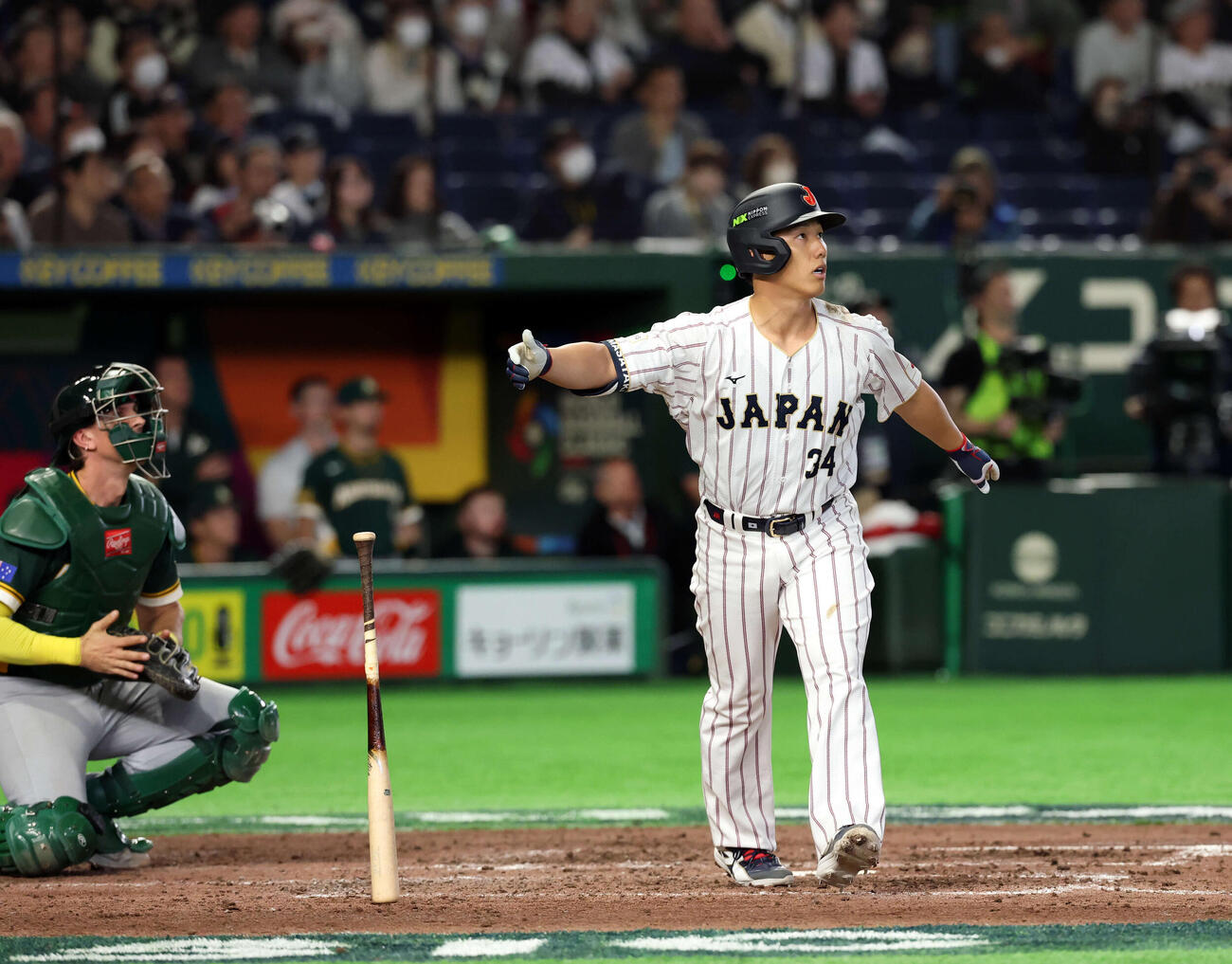 日本対オーストラリア　7回裏日本2死一塁、吉田は逆転2点本塁打を放つ（撮影・浅見桂子）