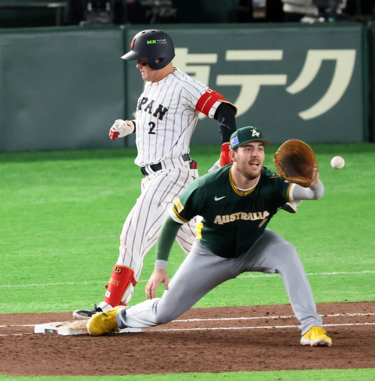 日本対オーストラリア　6回裏日本1死一塁、牧は三ゴロに倒れるが併殺は免れる（撮影・加藤哉）
