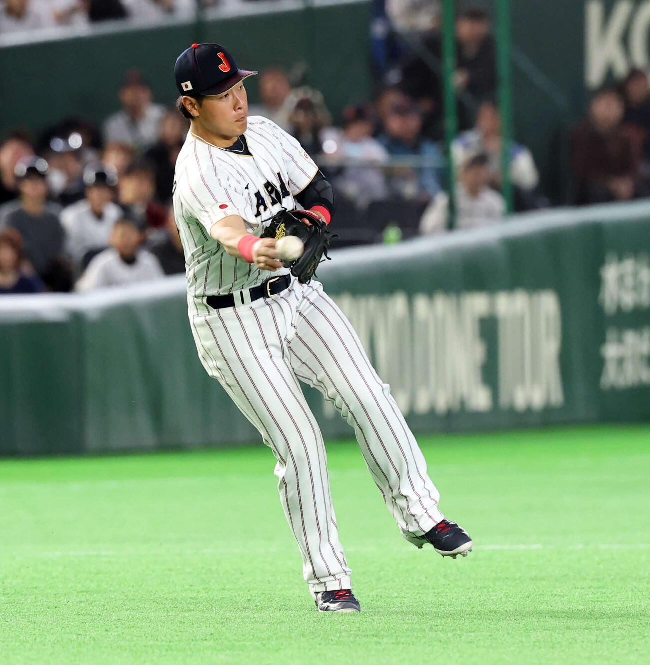 日本対オーストラリア　3回表オーストラリア1死一塁、ミードの打球を好捕好送球で併殺に仕留める岡本（撮影・浅見桂子）