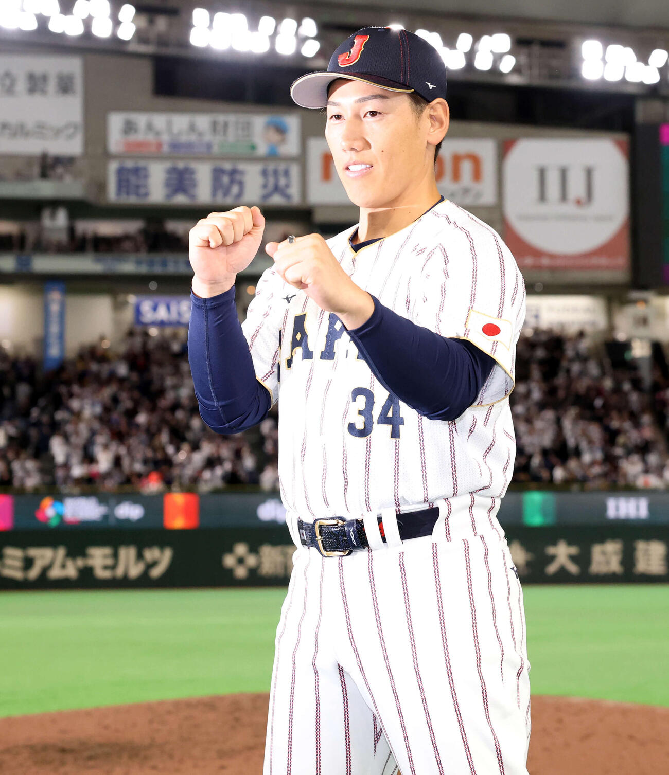 日本対オーストラリア　ヒーローインタビューを終えマッスルポーズを決める吉田（撮影・浅見桂子）