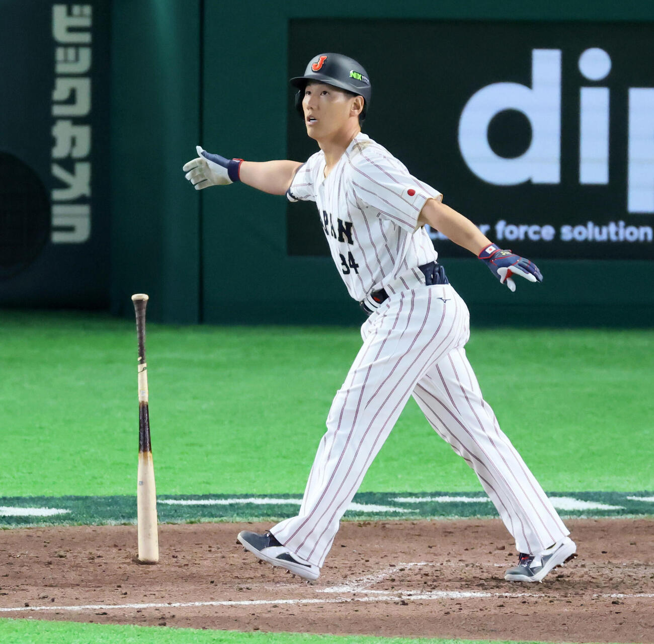 日本対オーストラリア　7回裏日本2死一塁、吉田は逆転右中間越え2点本塁打を放つ（撮影・加藤哉）