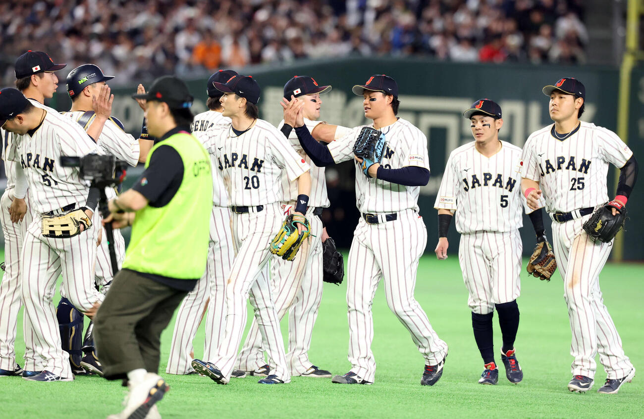 日本対オーストラリア　1位通過を決めハイタッチで喜び合う日本の選手たち（撮影・浅見桂子）