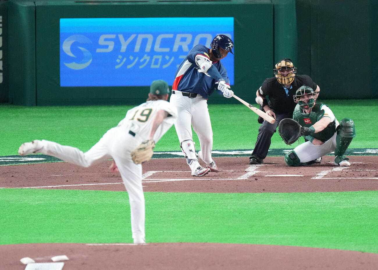 オーストラリア対韓国　2回表韓国無死一塁、先制の2点本塁打を放つ文保景。投手L・ウェルズ（撮影・鈴木みどり）