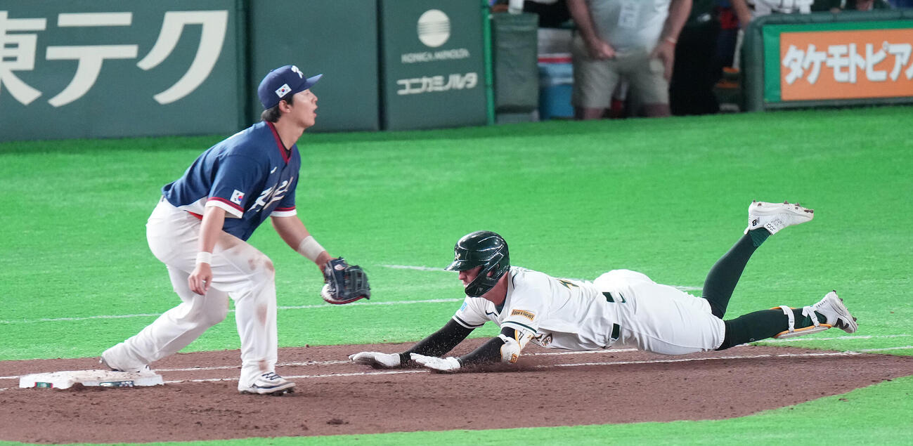 オーストラリア対韓国　7回裏オーストラリア無死一塁、内野安打で一塁へヘッドスライディングするデール（撮影・鈴木みどり）