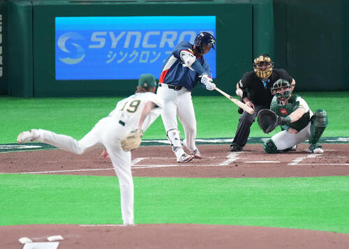 オーストラリア対韓国　2回表韓国無死一塁、先制の2点本塁打を放つ文保景。投手L・ウェルズ（撮影・鈴木みどり）