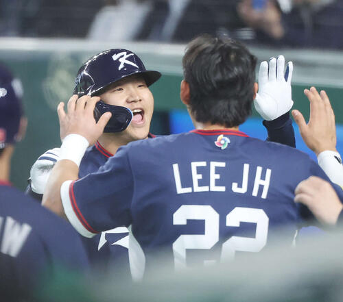 オーストラリア対韓国　2回表韓国無死一塁、右中間へ2点本塁打を放ちチームメートと喜ぶ文保景（撮影・宮地輝）