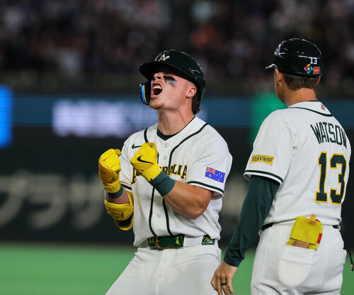 オーストラリア対韓国　8回裏オーストラリア1死二塁、バザナは左前適時打を放ちガッツポーズをする（撮影・藤尾明華）