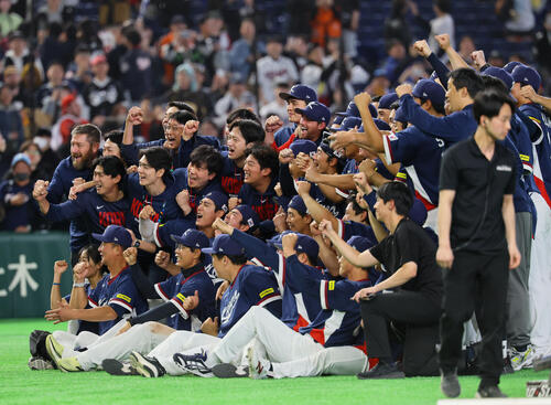 オーストラリアに勝利し、集合写真を撮る韓国代表（撮影・藤尾明華）