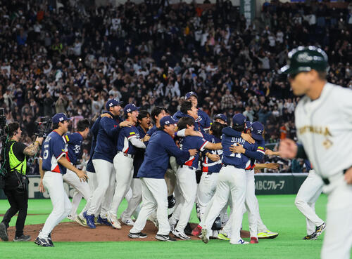 オーストラリアに勝利し、歓喜に沸く韓国ナイン（撮影・藤尾明華）