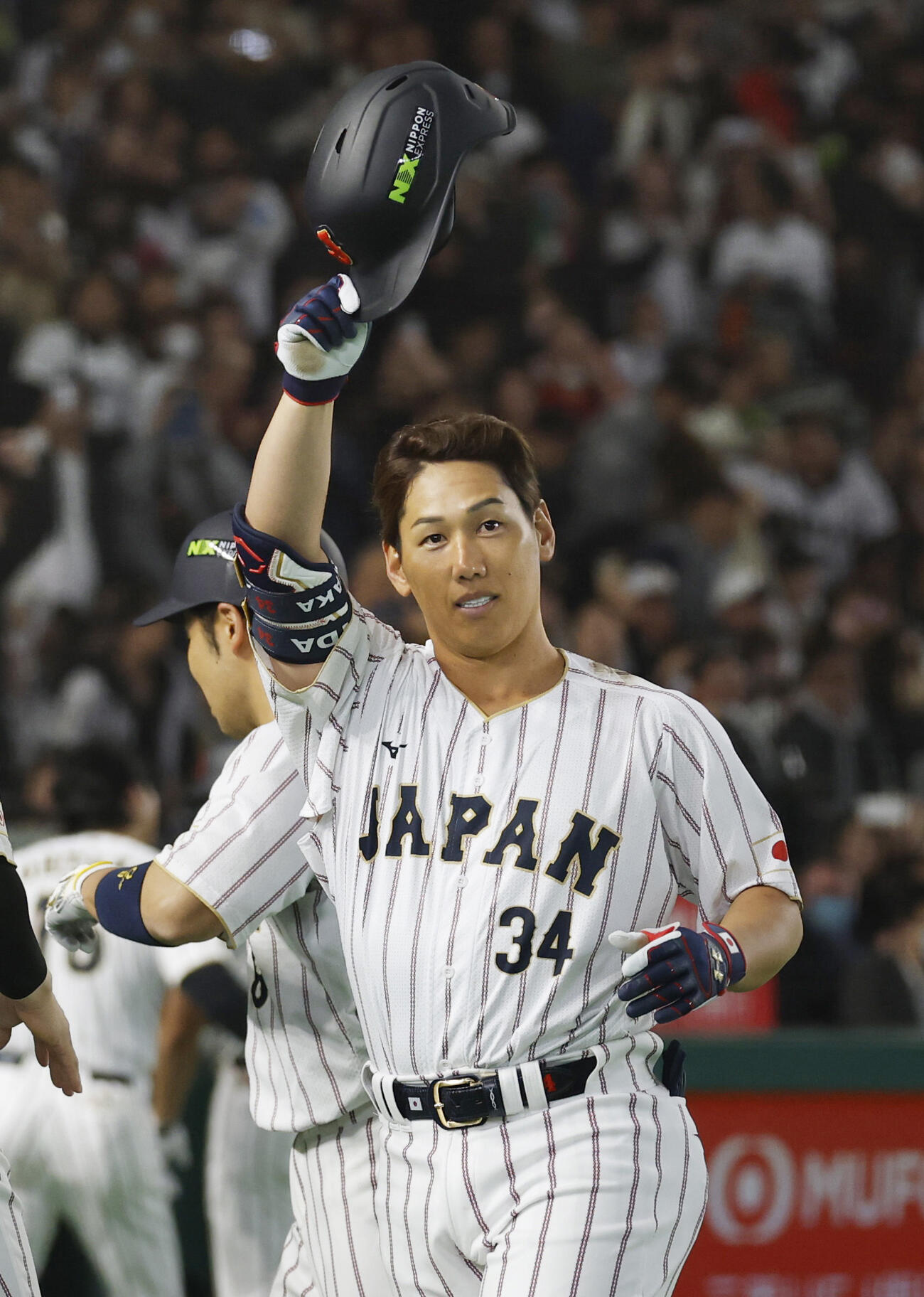 7回、逆転2ランを放ちスタンドの歓声に応える吉田（共同）