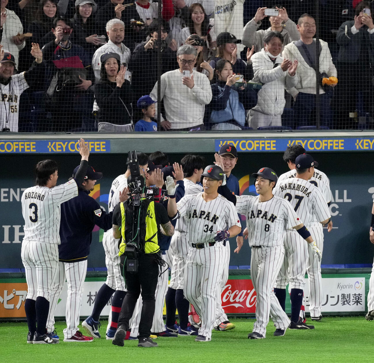7回、逆転2ランを放ち、ベンチ前で祝福される吉田（前列右から2人目）（共同）