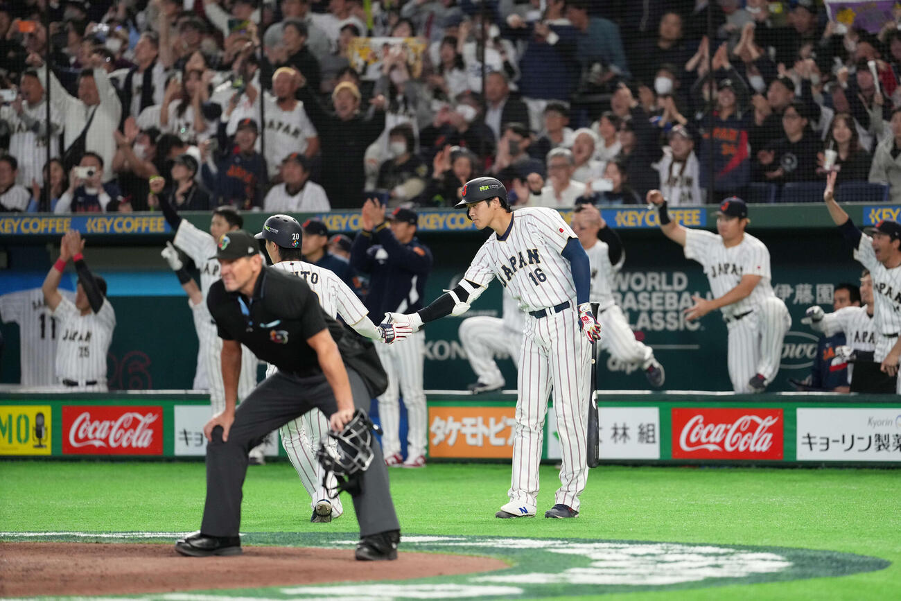 日本対オーストラリア　8回裏日本1死一、三塁、佐藤輝明の適時二塁打で生還した周東佑京を出迎える大谷（撮影・井上学）