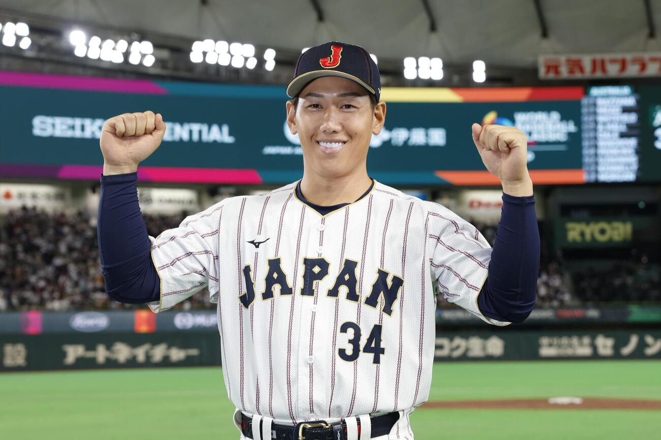 オーストラリアに勝利し、撮影に応じる吉田（共同）