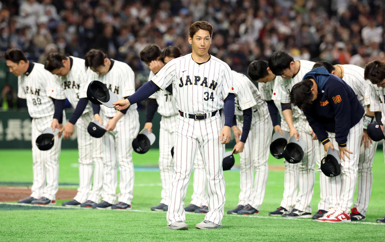 日本対オーストラリア　1位通過を決めスタンドにあいさつする吉田（中央）ら日本の選手たち（撮影・浅見桂子）
