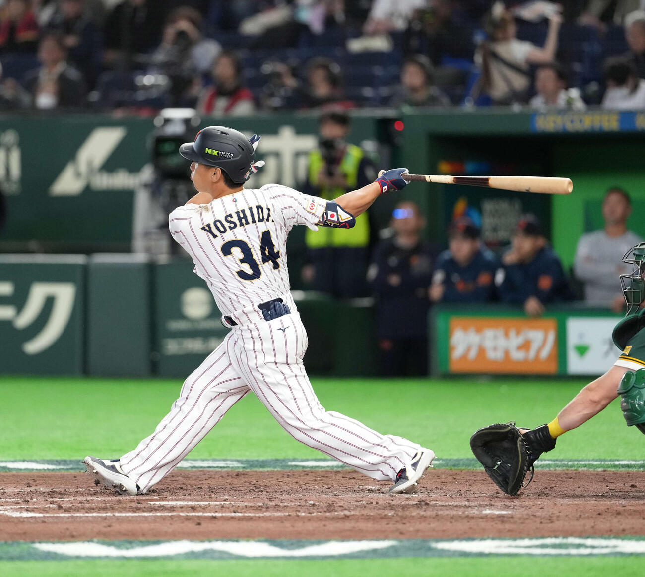 日本対オーストラリア　7回裏日本2死一塁、2点本塁打を放つ吉田（撮影・井上学）