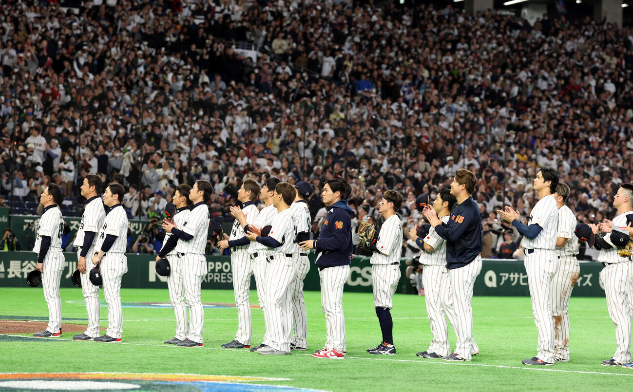 日本対オーストラリア　1位通過を決め、御退席する天皇皇后両陛下に整列してあいさつする井端監督（左）ら日本の選手たち（撮影・浅見桂子）