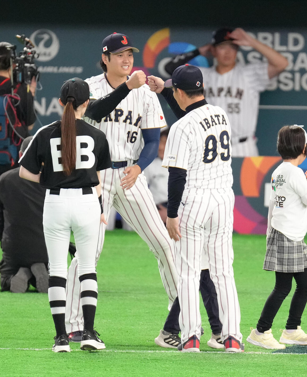 グラウンドに登場しタッチを交わす大谷（左）と井端監督（撮影・足立雅史）