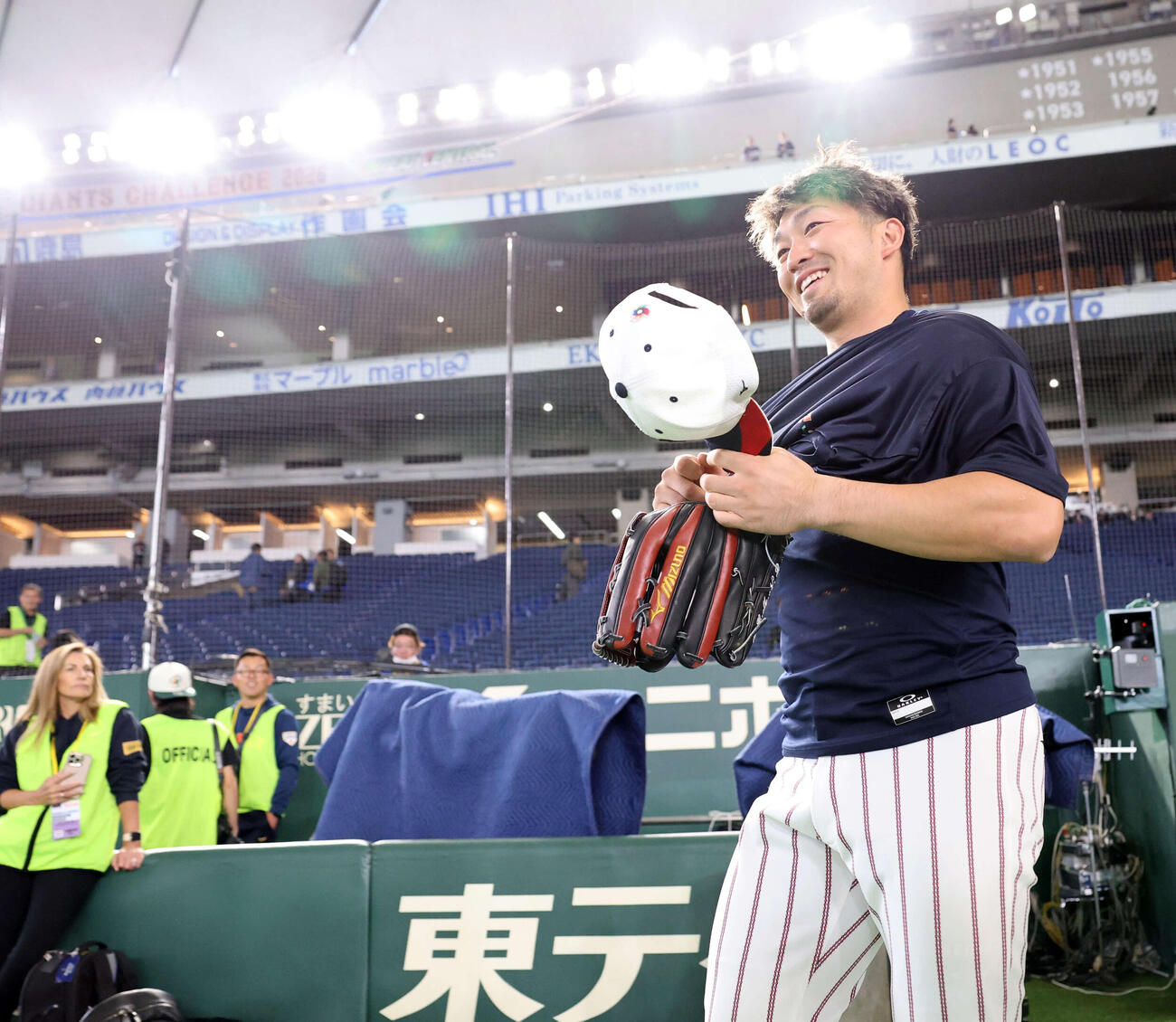 日本対オーストラリア　笑顔でグラウンドに出る鈴木（撮影・浅見桂子）