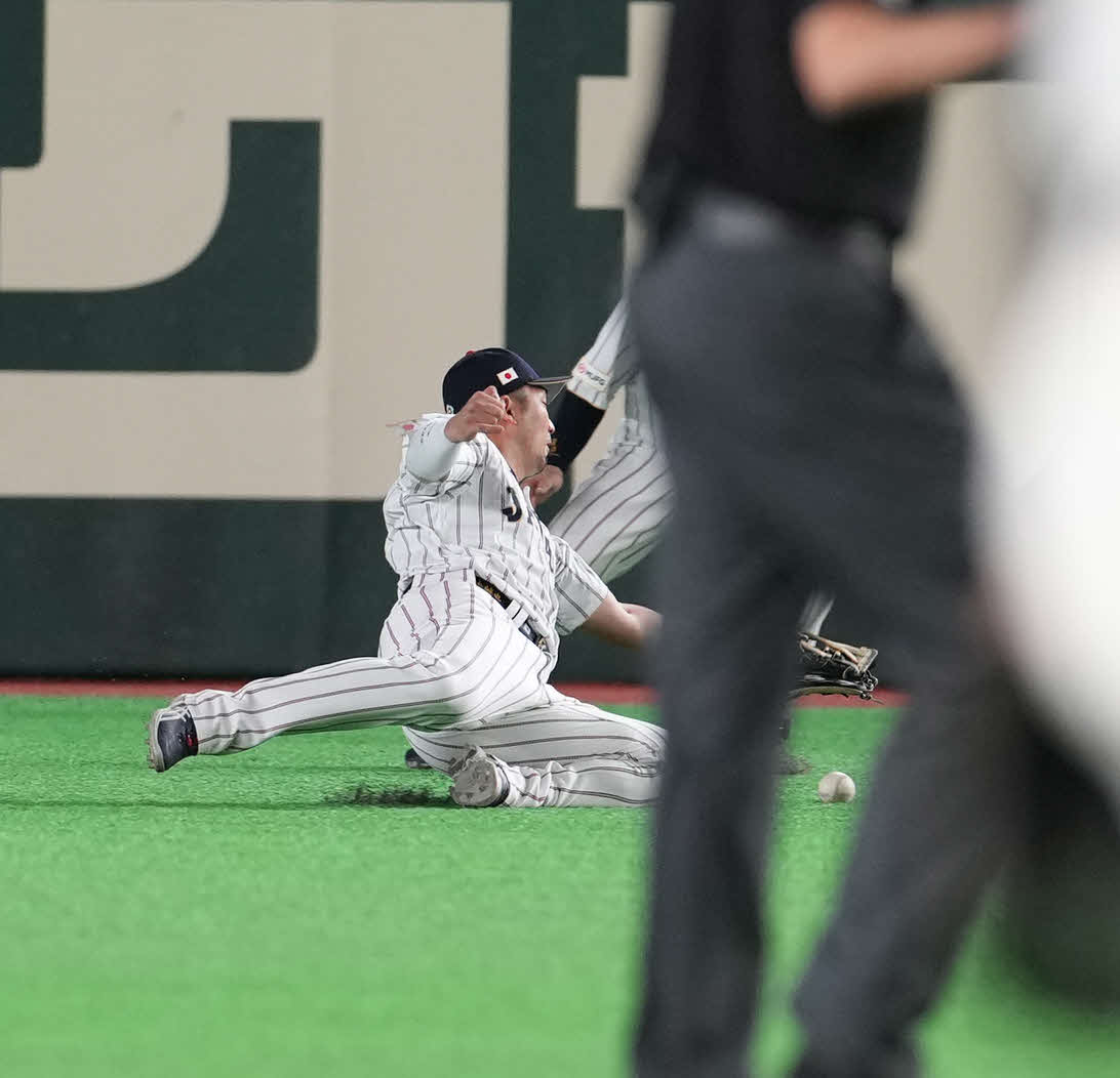 日本対オーストラリア　5回、打球を捕球できなかった鈴木（撮影・井上学）