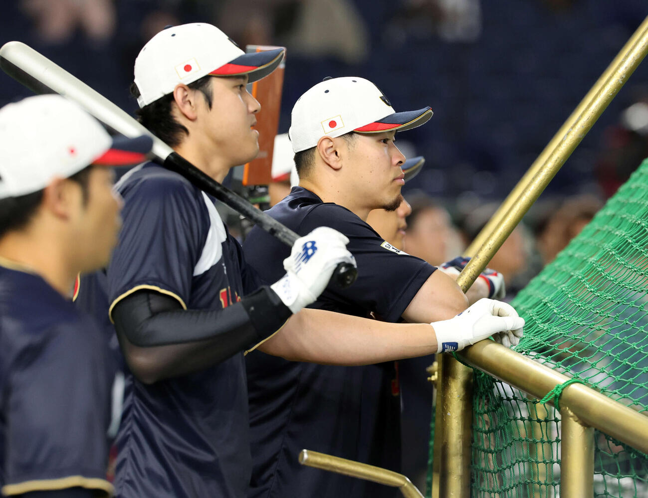 日本対オーストラリア　大谷（手前）と並んでフリー打撃を見つめる佐藤（撮影・浅見桂子）
