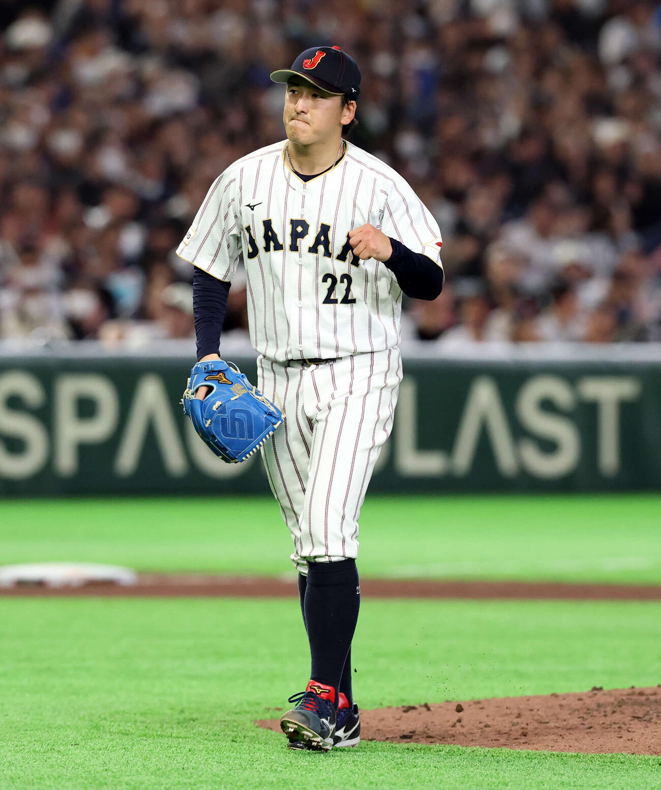 日本対オーストラリア　7回表オーストラリア1の攻撃を抑え、小さくガッツポーズする隅田（撮影・浅見桂子）