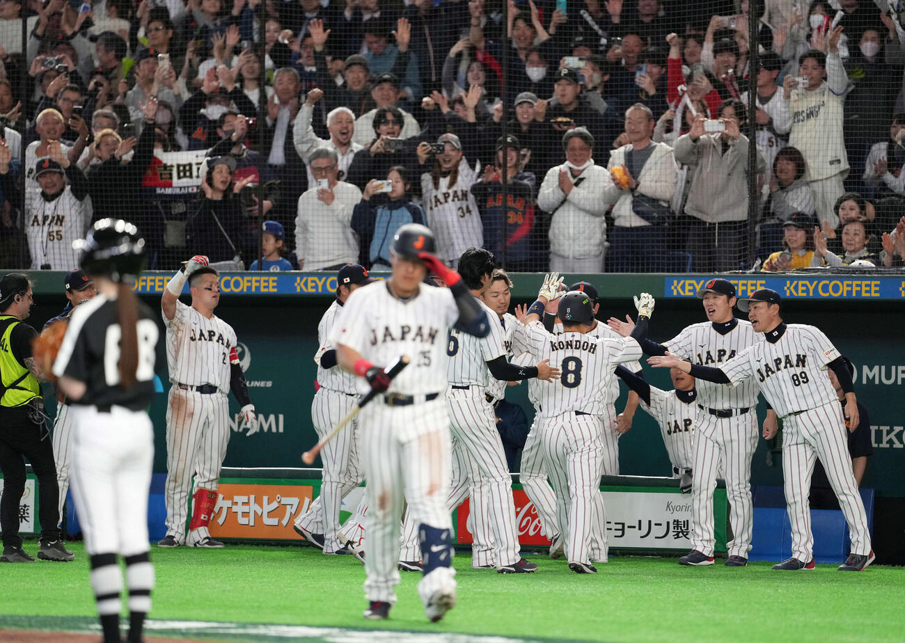日本対オーストラリア　7回裏日本2死一塁、吉田の2点本塁打で出迎える井端監督（右端）（撮影・井上学）