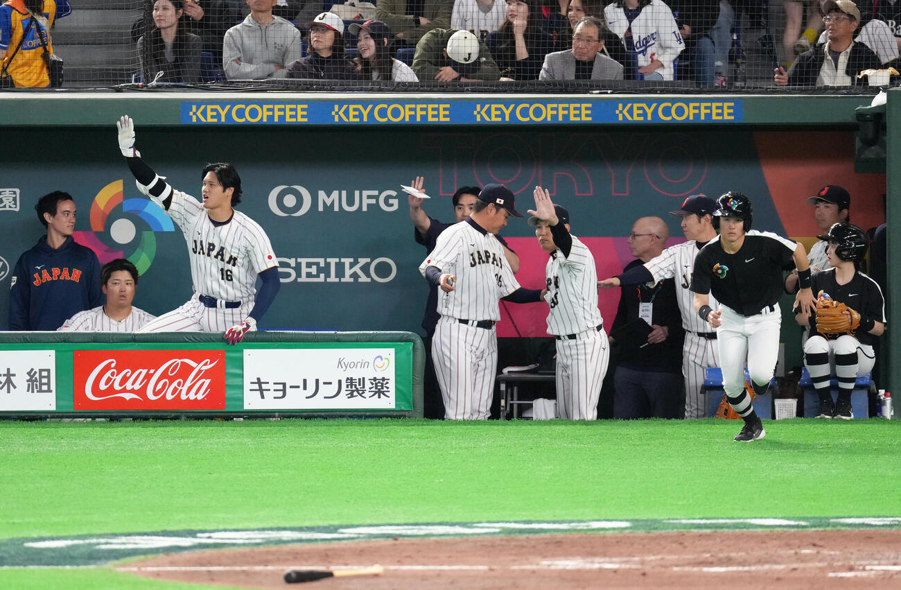 日本対オーストラリア　6回裏日本1死一塁、牧の一塁アウトに対しチャレンジする井端監督（後方右から3人目）（撮影・足立雅史）