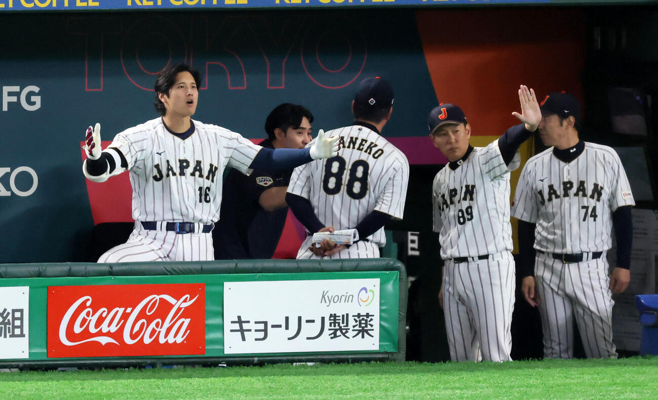 日本対オーストラリア　6回裏日本1死一塁、井端監督は牧の一塁判定にチャレンジする。左はベンチで両手を広げる大谷（撮影・加藤哉）