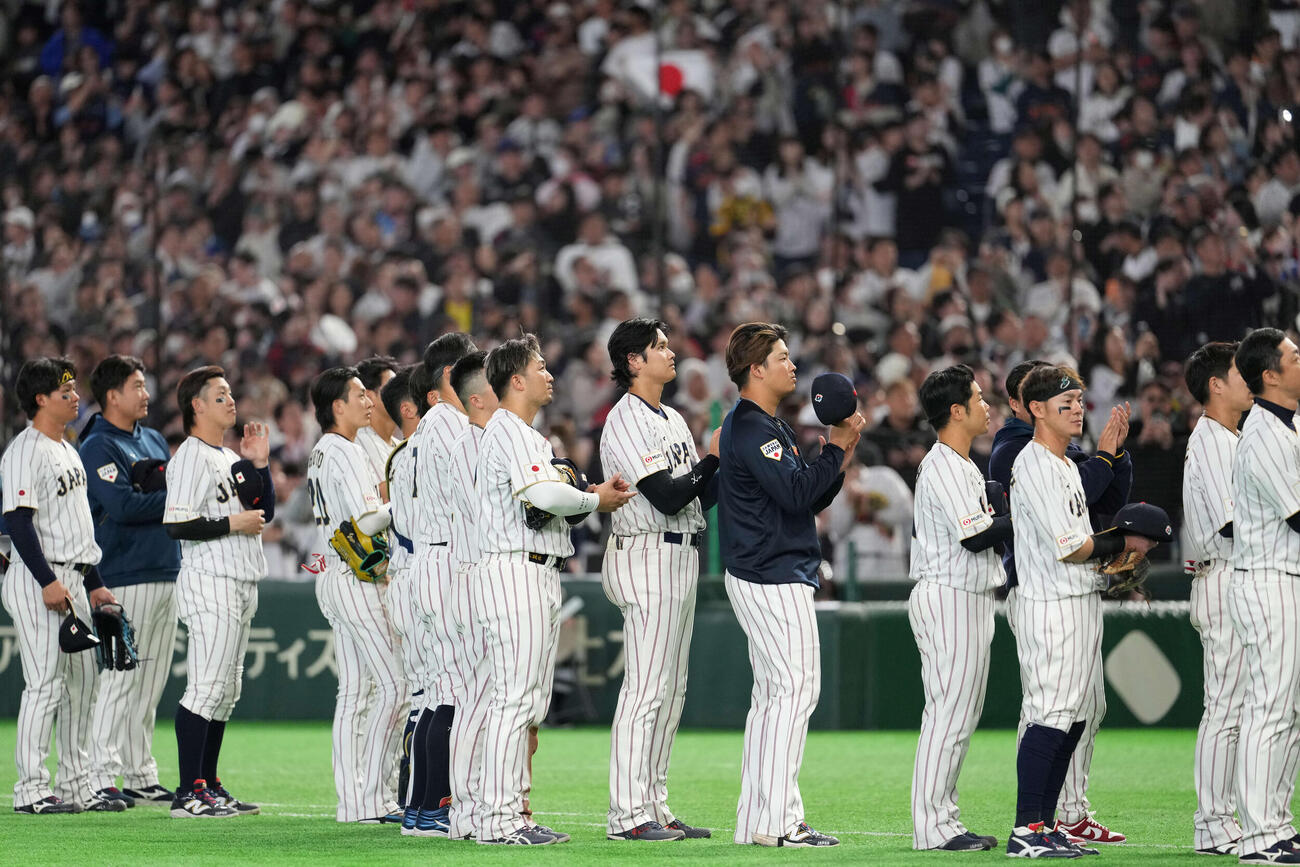 日本対オーストラリア　天皇陛下ご一家を見送る大谷（中央）ら（撮影・井上学）