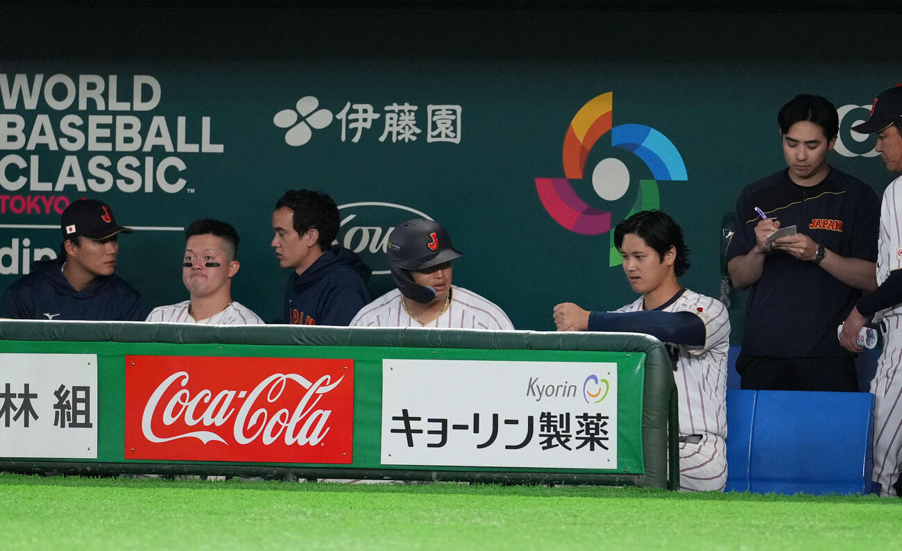 日本対オーストラリア　5回、村上（左）にアドバイスする大谷（撮影・井上学）