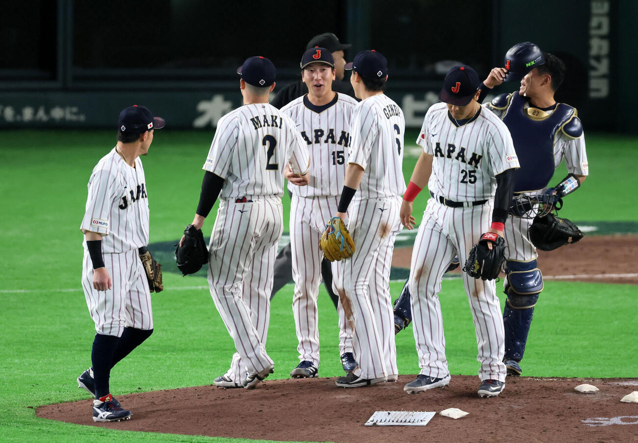 日本対オーストラリア　オーストラリアに勝利し笑顔でナインとタッチする大勢（撮影・加藤哉）