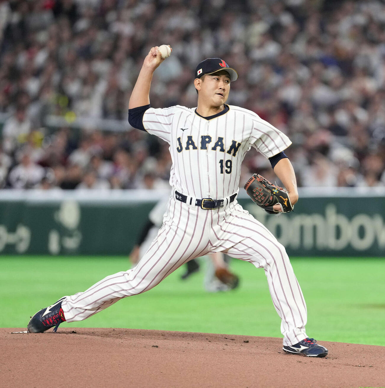 日本対オーストラリア　力投する日本先発の菅野（撮影・井上学）