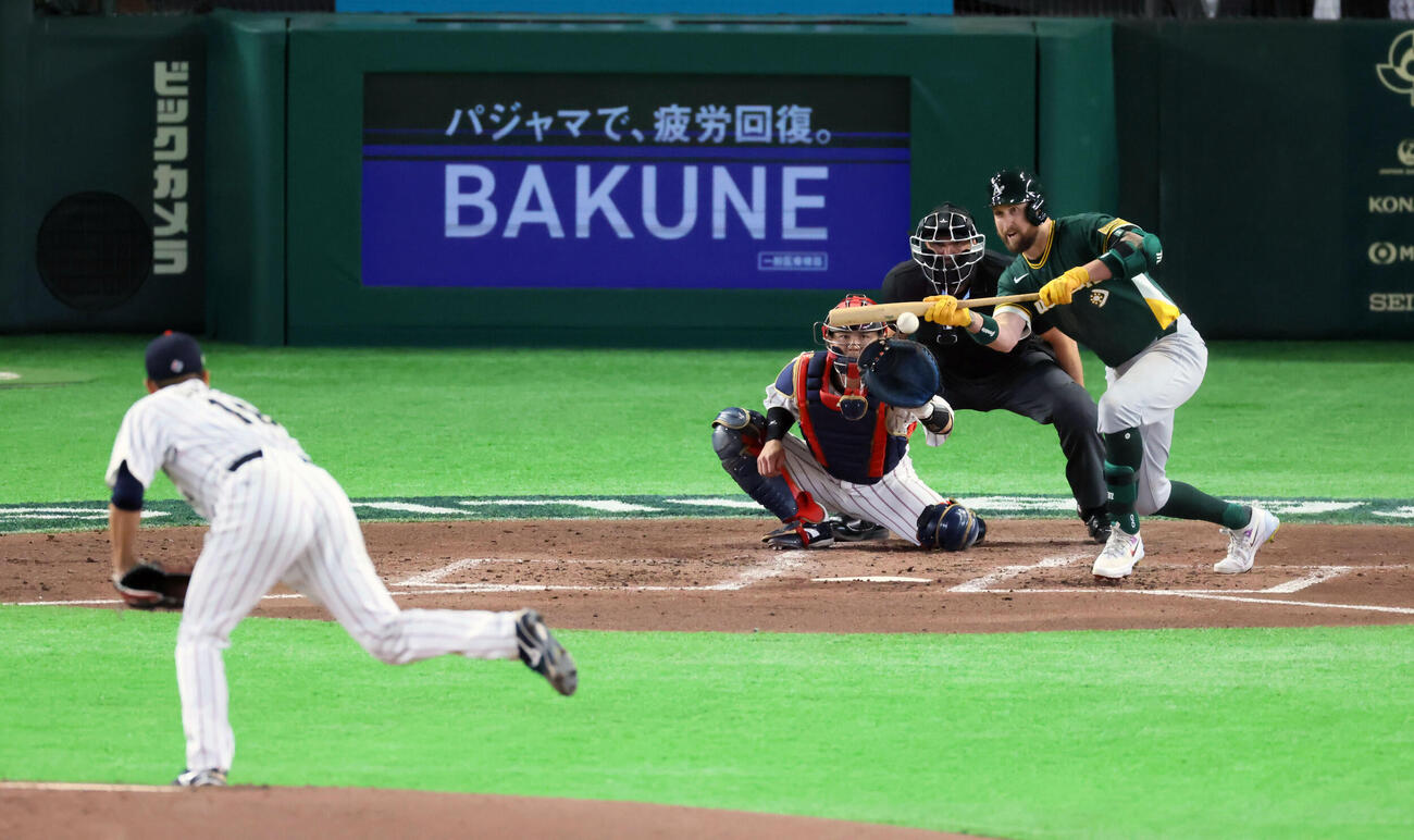 日本対オーストラリア　4回表オーストラリア無死、ホワイトフィールドは三塁線にセーフティーバントを決める。投手菅野（撮影・加藤哉）