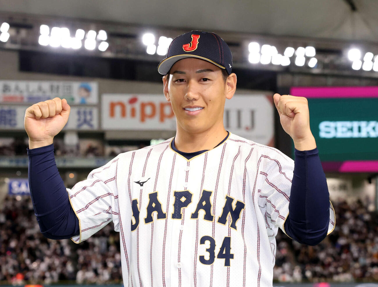 ヒーローインタビューを終えマッスルポーズを決める吉田正尚（2026年3月8日撮影）