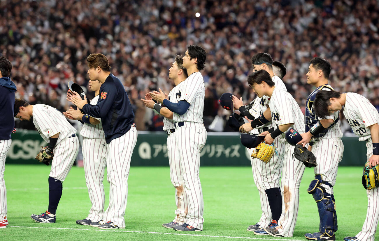 日本対オーストラリア　1位通過を決め、御退席する天皇皇后両陛下に整列して拍手する大谷（中央）ら日本の選手たち（撮影・浅見桂子）