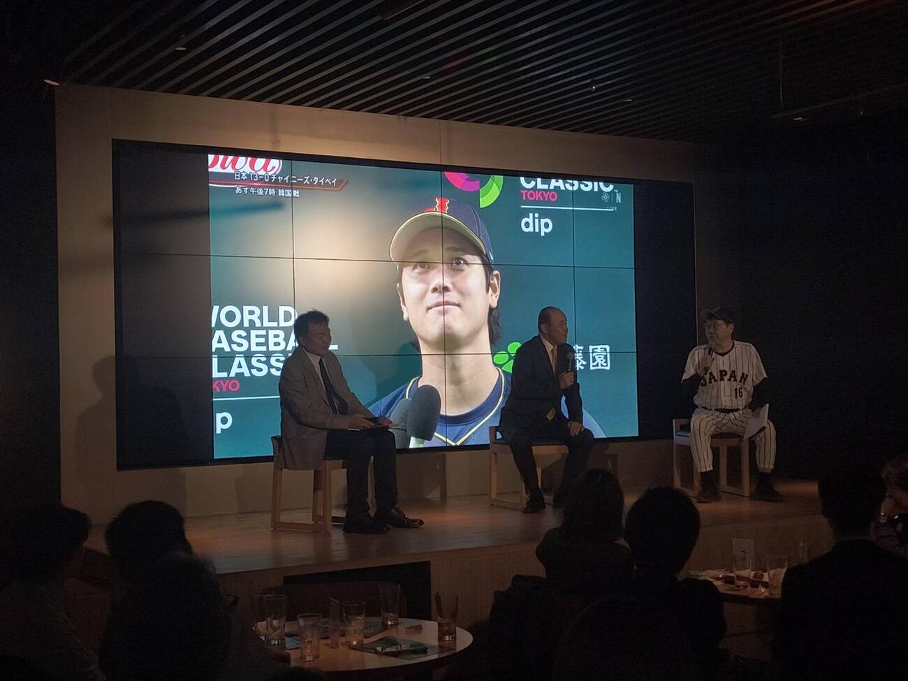 大阪市内の「Time Out Market」で開催のパブリックビューイングで語る元阪神監督・岡田彰布氏（中央・提供写真）