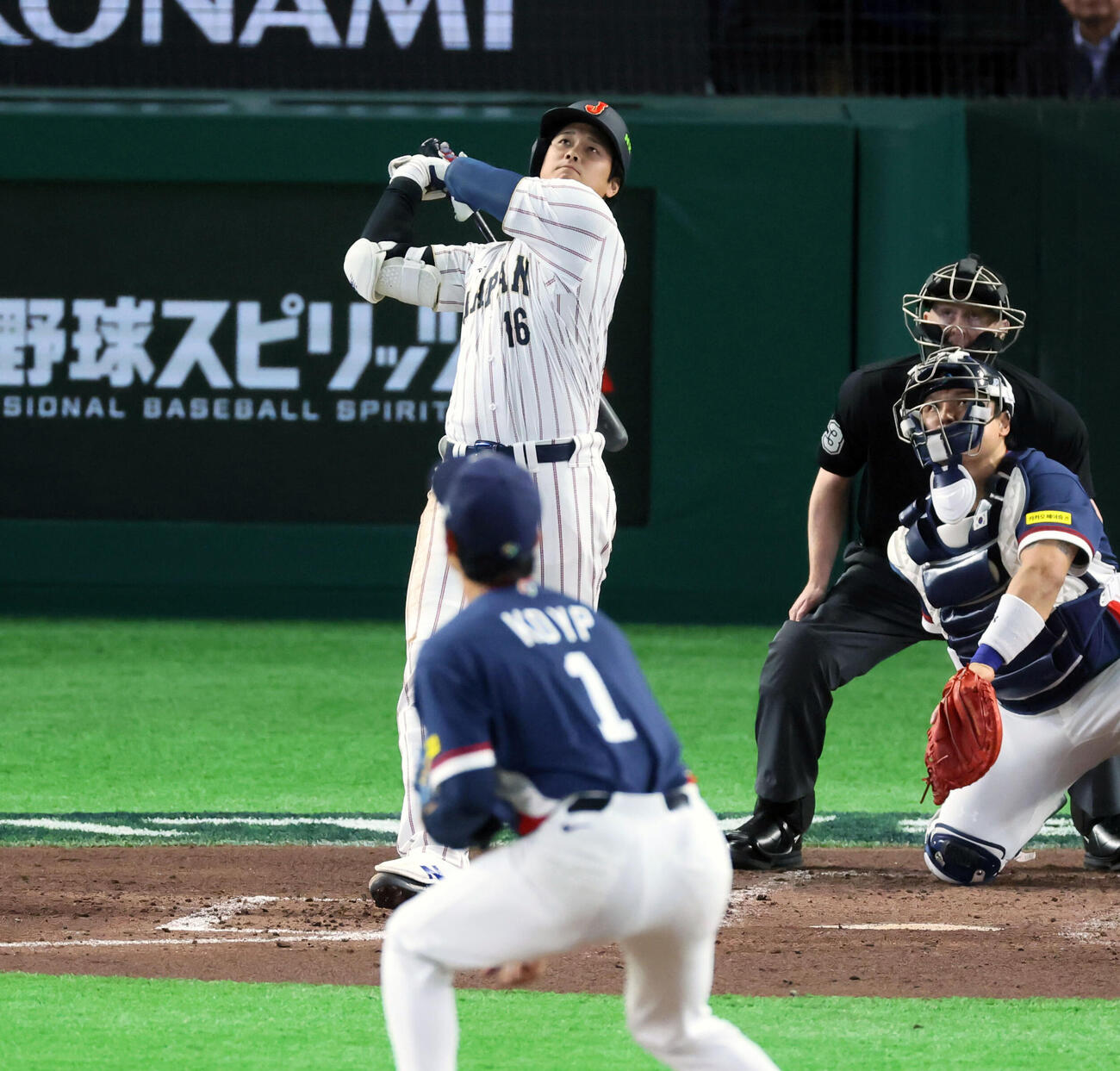 7日　日本対韓国　3回裏日本1死、大谷は右越えソロ本塁打を放つ。投手高永表
