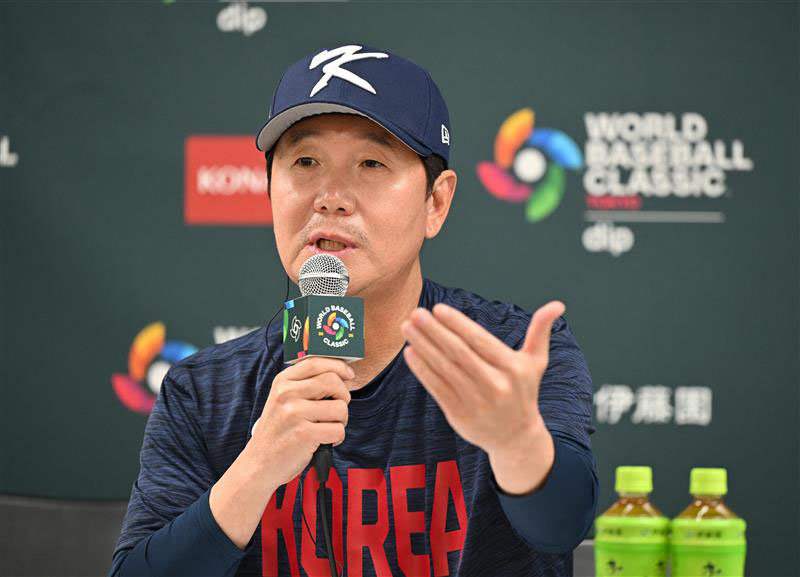 オーストラリア対韓国　試合前会見に臨む韓国の柳志■（■は火ヘンに玄）監督（読売新聞社提供）