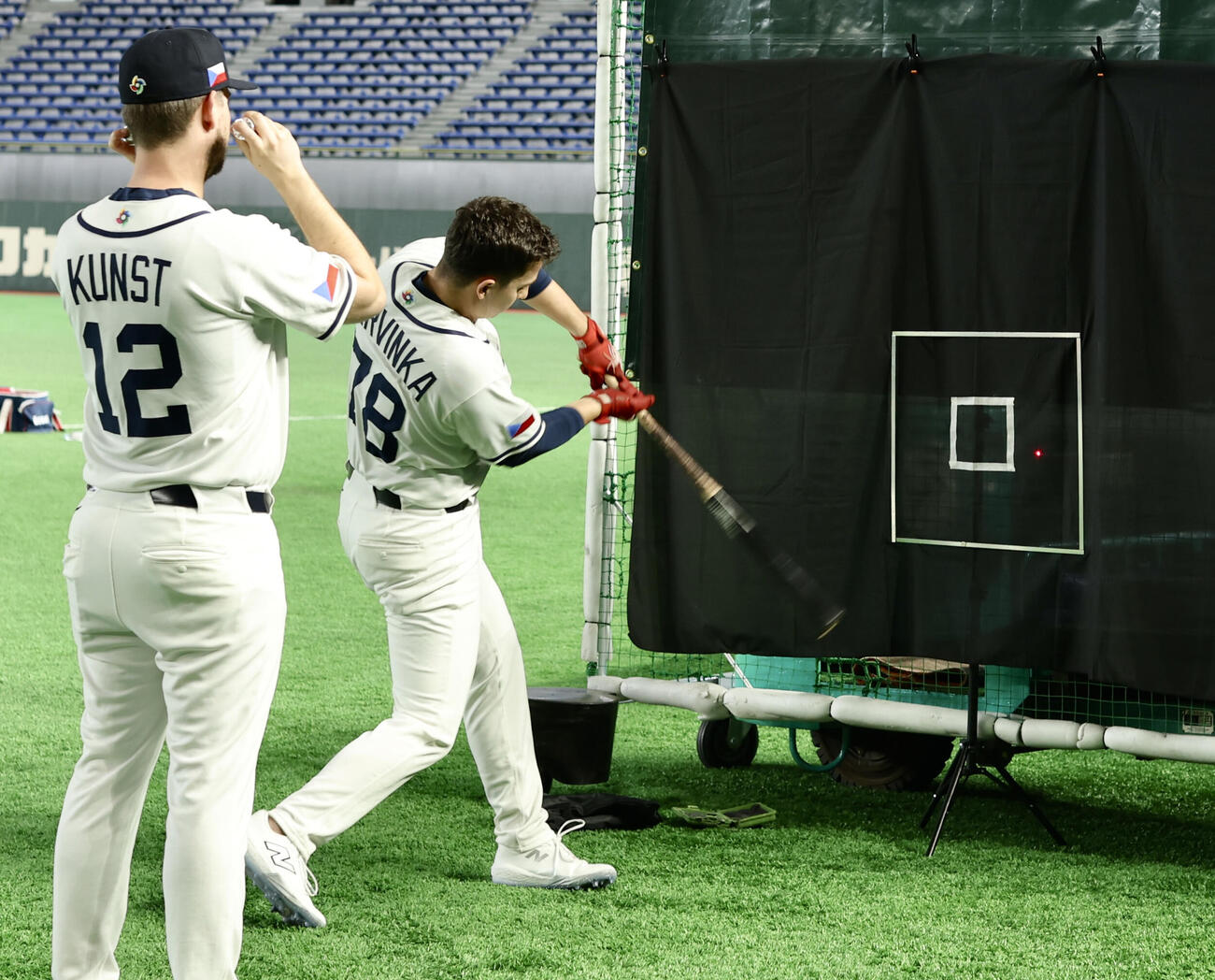 3月4日、レーザーポインターを使った練習を行うチェコ代表