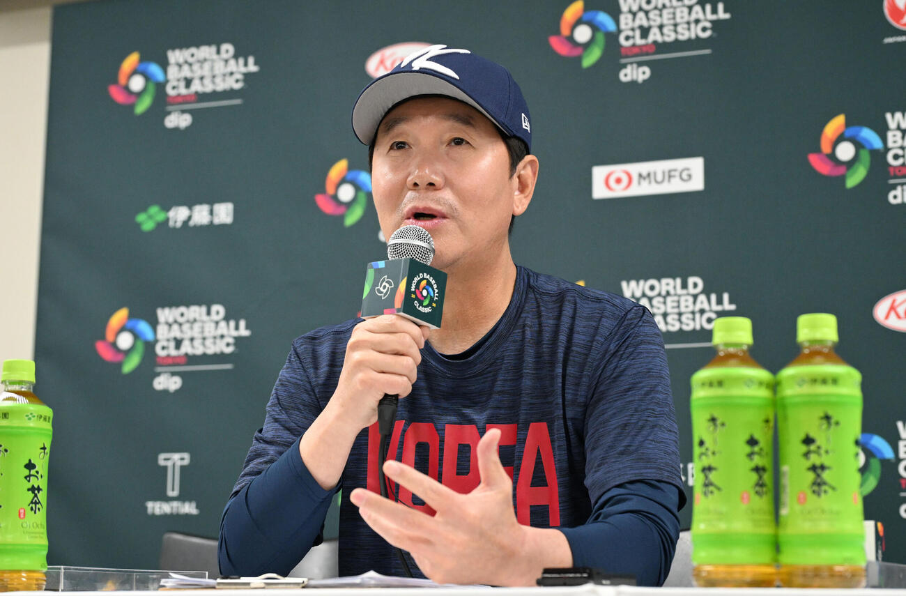 オーストラリア対韓国　試合前会見に臨む韓国の柳志■（■は火ヘンに玄）監督（読売新聞社提供）