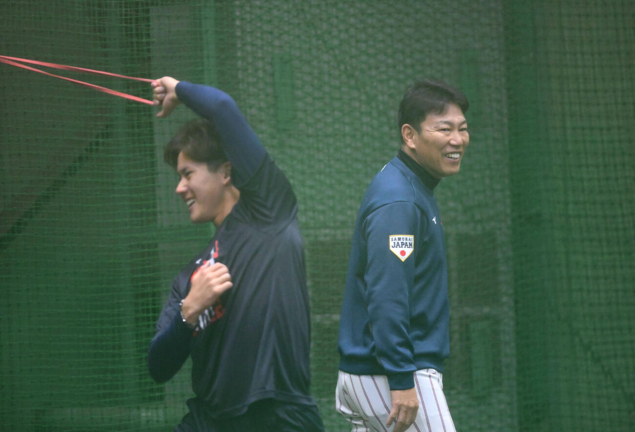 金丸（左）に声をかける日本代表井端監督（代表撮影）