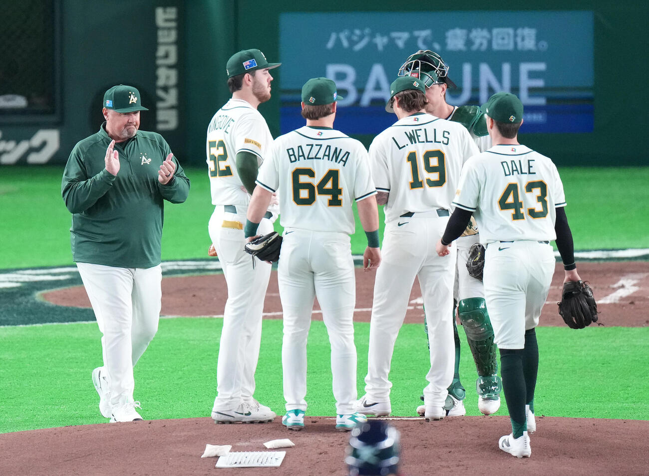 オーストラリア対韓国　2回表、先発L・ウェルズ（左から4人目）の降板を告げるオーストラリアのニルソン監督（左）（撮影・鈴木みどり）