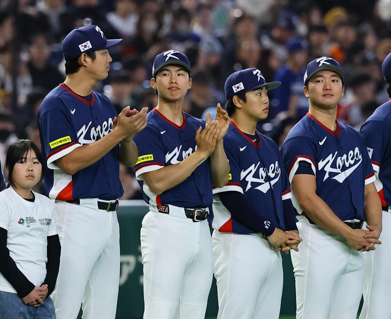 オーストラリア対韓国　セレモニーで整列する韓国の金慧成（左から3人目）（撮影・藤尾明華）