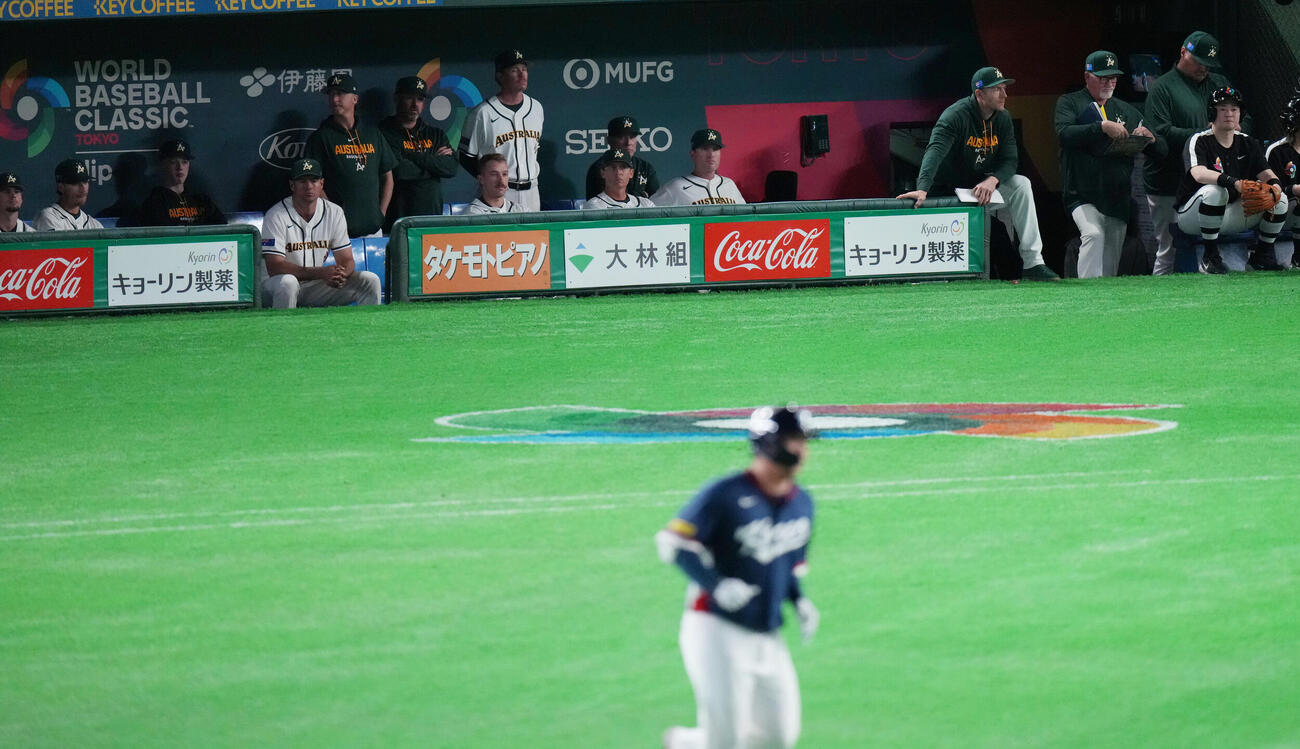 オーストラリア対韓国　2回表韓国無死一塁、文保景に先制の2点本塁打を浴び、浮かない表情のオーストラリアベンチ（撮影・鈴木みどり）