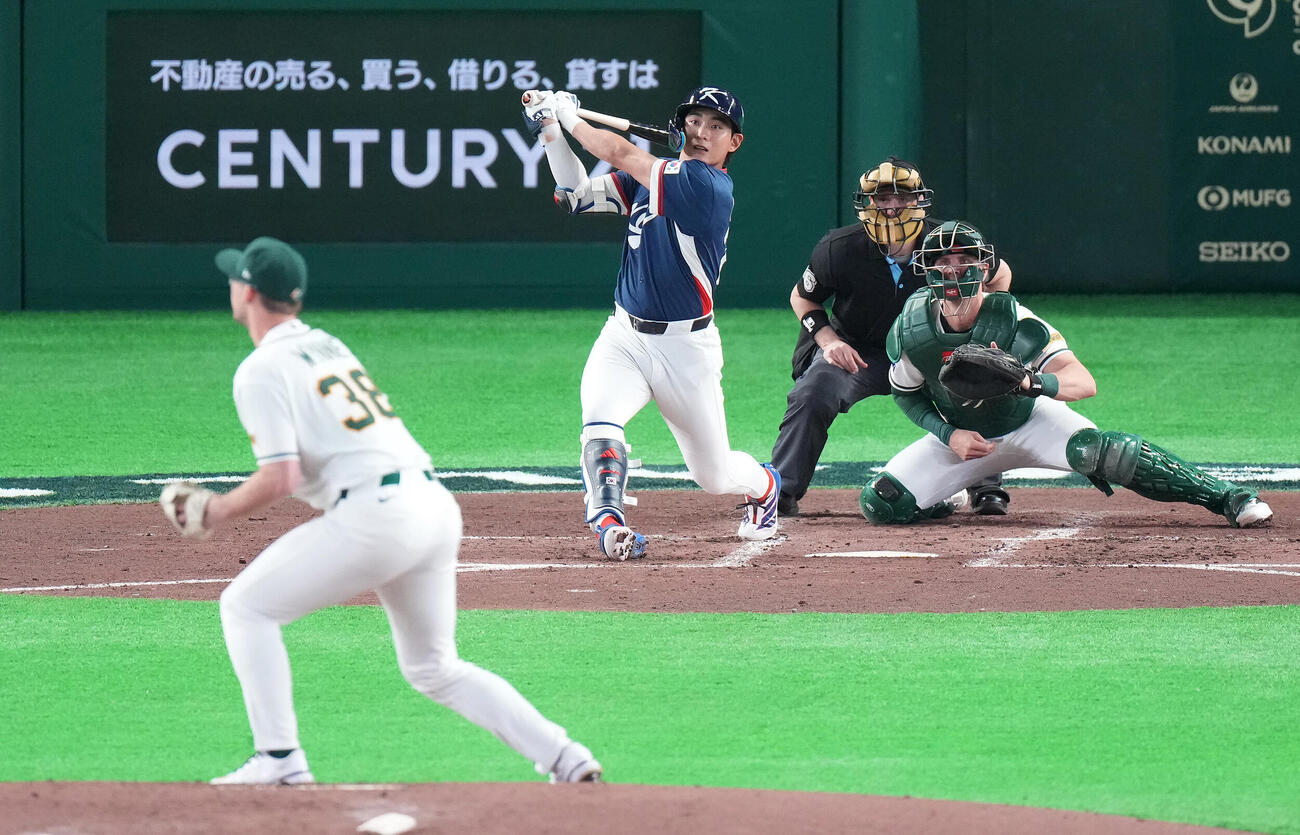 オーストラリア対韓国　3回表韓国無死二塁、適時二塁打を放つ李政厚。投手ウィン（撮影・鈴木みどり）