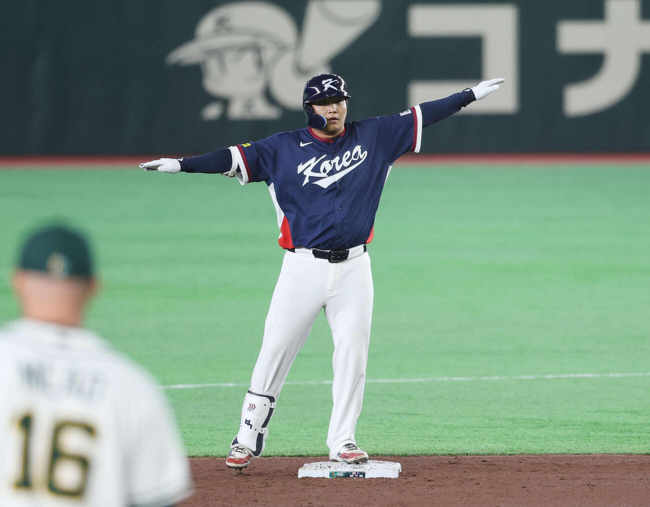 オーストラリア対韓国　3回表韓国1死二塁、中適時二塁打を放ちポーズをとる文保景（撮影・宮地輝）