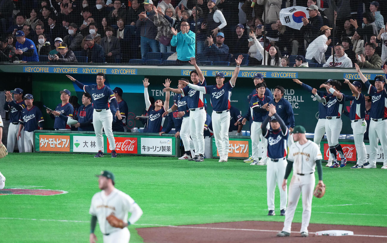 オーストラリア対韓国　3回表韓国1死二塁、文保景の適時二塁打に盛り上がるベンチ（撮影・鈴木みどり）
