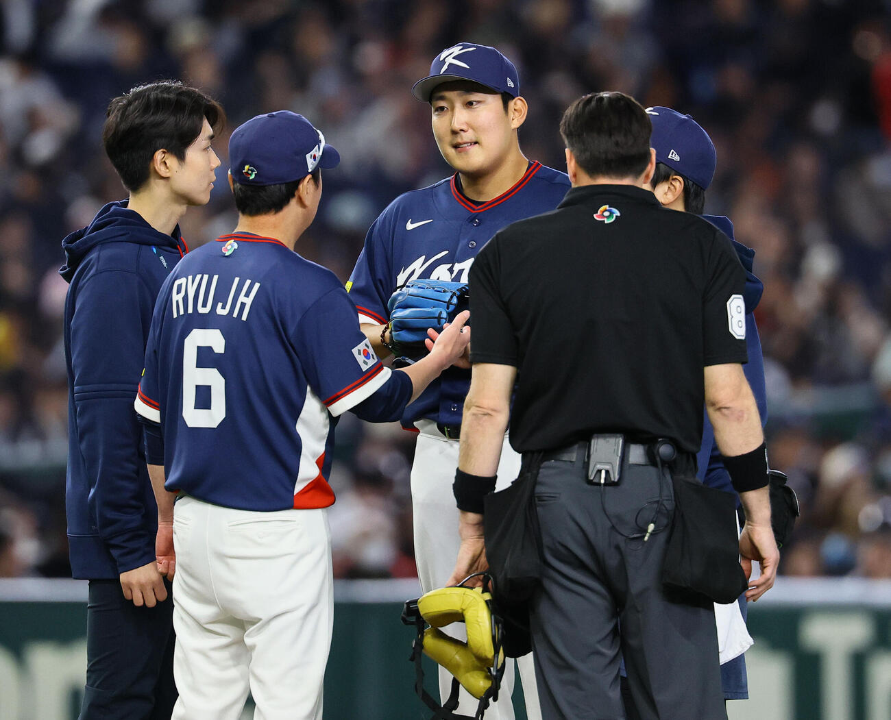 オーストラリア対韓国　2回、投球練習中に柳志■（■は火ヘンに玄）監督とマウンドで話をする孫珠瑛（中央）（撮影・藤尾明華）
