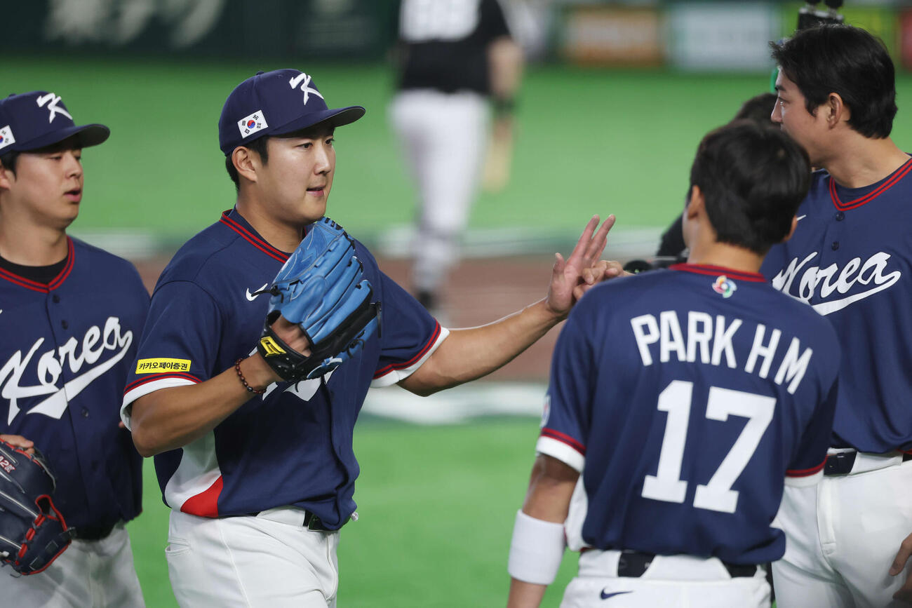 オーストラリア対韓国　1回裏を無失点に抑えタッチを交わす韓国孫珠瑛（撮影・宮地輝）